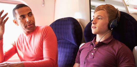 14 Tipe Penumpang Pesawat Paling Menyebalkan