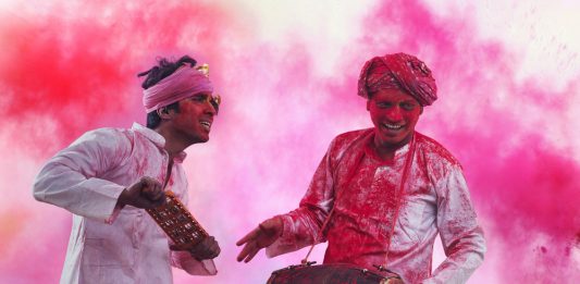 Holi, Perang Atas Nama Cinta