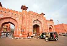 Menghindari Penipuan Saat Bepergian