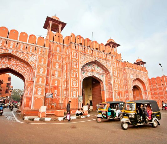 Menghindari Penipuan Saat Bepergian