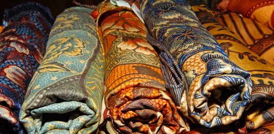 Warga Australia Pamerkan Koleksi Tekstil Langka Indonesia