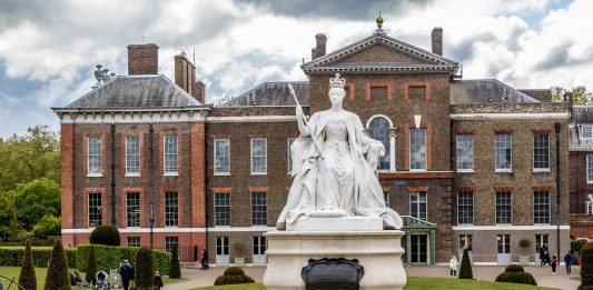 Anggota Keluarga Kerajaan Inggris yang Sering Melakukan Perjalanan