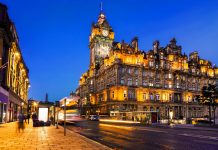 Menara Jam di Edinburgh Ini Tak Pernah Tepat Waktu