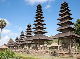 Bali Rencana Larang Bikini di Tempat Suci