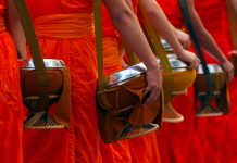 Tak Bat, Tradisi Ratusan Tahun nan Sakral