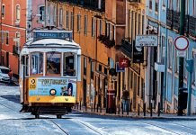 Naik Kendaraan Umum di Kota-kota Ini, Bonus Pemandangan Cantik!