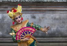 Nonton Tari Kecak atau Tari Legong? Ketahui Dulu Keunikannya