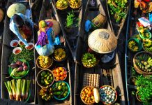 Di Banjarmasin, Bisa Belanja sambil Sarapan di Atas Klotok!