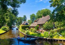 Saking Sepinya Giethoorn, Di Desa Ini Hanya Terdengar Suara Bebek dan Burung
