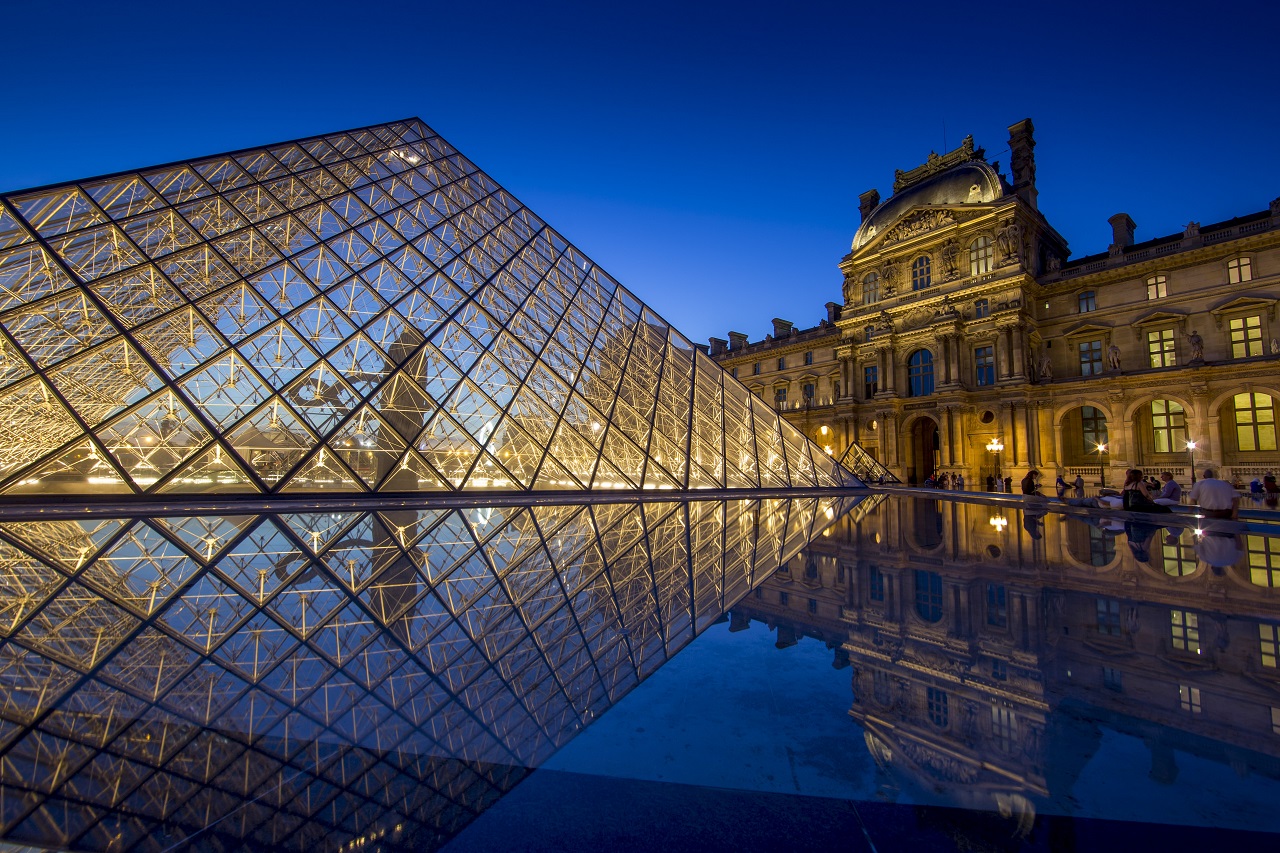 Louvre home. Пирамида Лувра. Лувр витражи. Лувр с воды. Лувр длина.