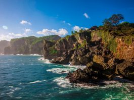 Unik, Pantai Ini Tampilkan Keindahan Jajaran Tebing Batu Eksotis