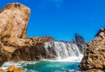 Fenomena Unik, Ada Air Terjun di Pantai Ini