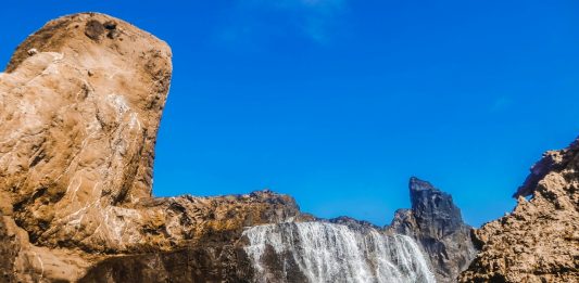 Fenomena Unik, Ada Air Terjun di Pantai Ini