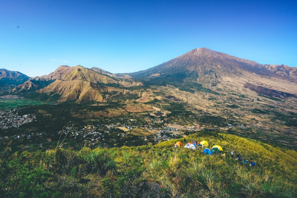 Berburu Panorama Laut Dari Bukit Pergasingan