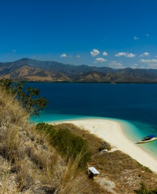 Lupakan Kepulauan Komodo, Taman Laut Ini Tak Kalah Indah!