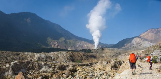 Rindu Naik Gunung? Gunung Papandayan Sudah Dibuka Kembali bagi Wisatawan