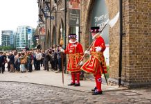 Merugi Akibat Corona, Menara London Terancam Kehilangan Prajuritnya yang Ikonis