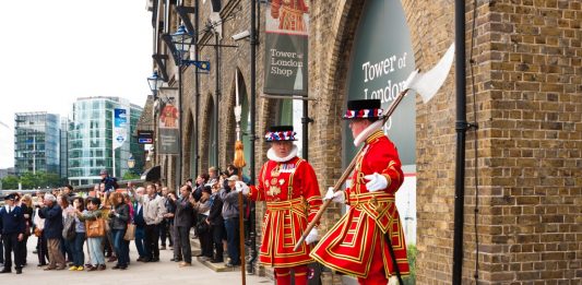 Merugi Akibat Corona, Menara London Terancam Kehilangan Prajuritnya yang Ikonis