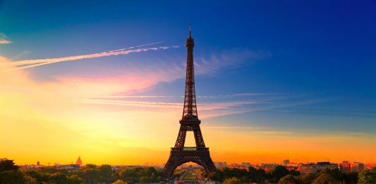 Bersantai di Teras Menara Eiffel sambil Menikmati Koktail