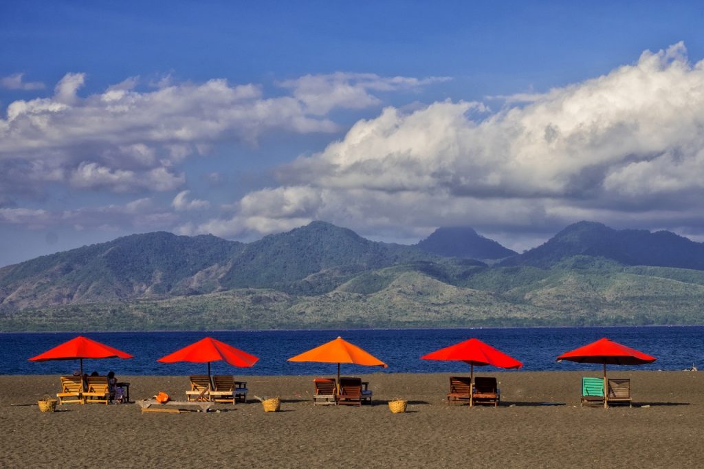 Uniknya Pantai-pantai di Banyuwangi yang Berombak Dahsyat - Where Your