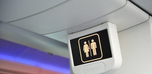 Yang Tidak Boleh Dilakukan Saat Menggunakan Toilet di Pesawat