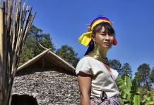 Pro Kontra Berkunjung ke Desa Wanita Berleher Panjang di Chiang Mai