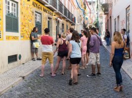 5 Alasan Mengikuti Wisata Jalan Kaki Bersama Pemandu