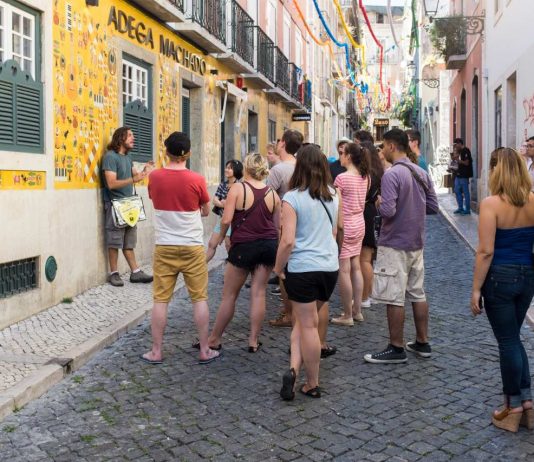 5 Alasan Mengikuti Wisata Jalan Kaki Bersama Pemandu