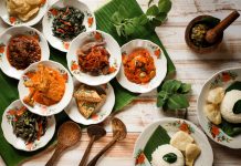 Punya Konsep ala Sushi Train, Ini Cara Seru Makan Nasi Padang!