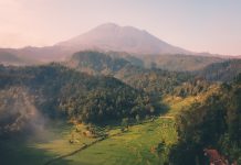 4 Jalur Menantang Menuju Puncak Tertinggi di Jawa Barat