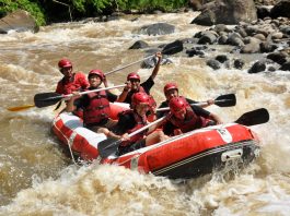 Mengarungi Jeram Sungai Citarik, Berani Coba?