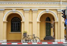 Sepedaan sambil Mengagumi Arsitektur Lawas di Kota Tua Surabaya