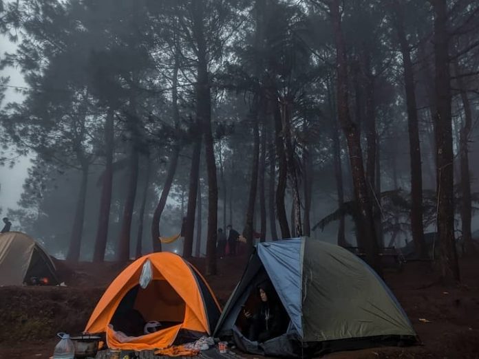 Camp hill range последняя версия. Палатка на природе. Палаточный лагерь. Туристический палаточный лагерь. Лагерь с палатками.