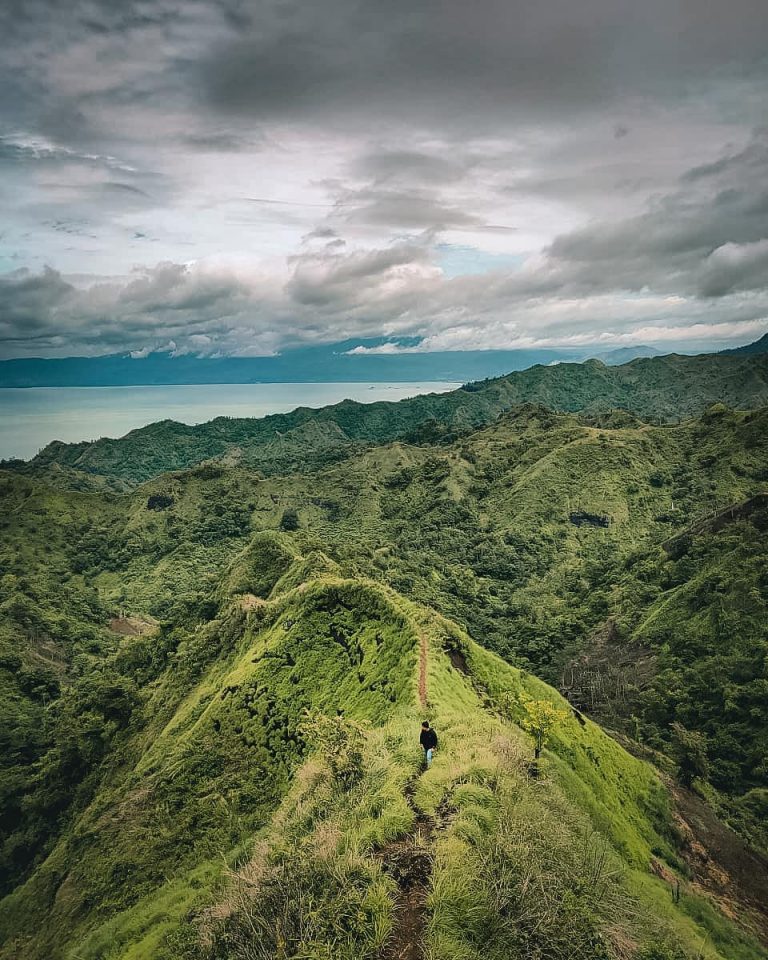 Indahnya Hamparan Perbukitan Hijau dari Puncak Gunung  