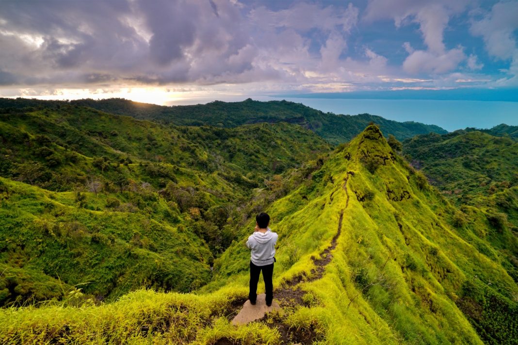 Indahnya Hamparan Perbukitan Hijau dari Puncak Gunung  