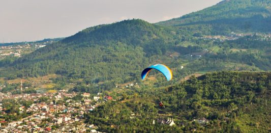 Paralayang di Gunung Banyak, Suguhkan Keindahan Panorama Kota dan Gunung