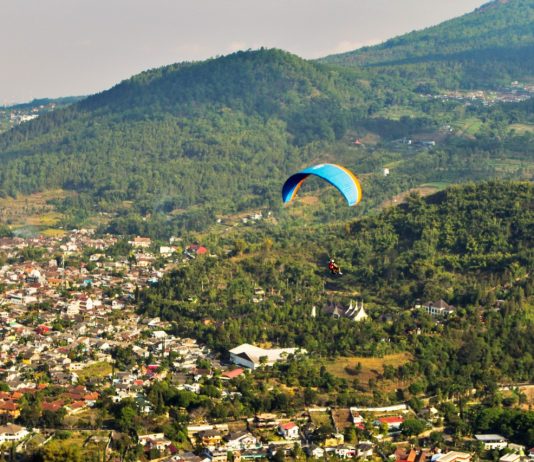 Paralayang di Gunung Banyak, Suguhkan Keindahan Panorama Kota dan Gunung