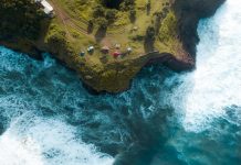 Berkemah di Pantai Puncak Guha, Nikmati Keindahan Bukit dan Laut Sekaligus