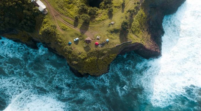 Berkemah di Pantai Puncak Guha, Nikmati Keindahan Bukit dan Laut Sekaligus