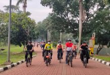 Cara Asyik Berkeliling Taman Margasatwa Ragunan: Bersepeda!