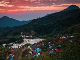 Camping Ceria di Alun-alun Kuta Genggelang, Pemandangannya Bikin Takjub!