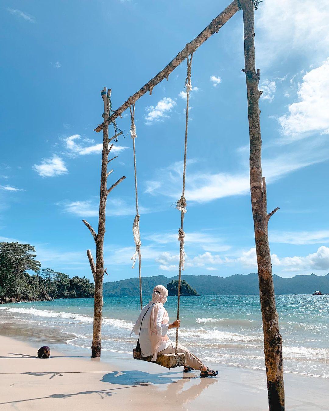 Punya Ombak Tenang, Pantai Mutiara di Trenggalek Cocok untuk Bermain Air -  Where Your Journey Begins