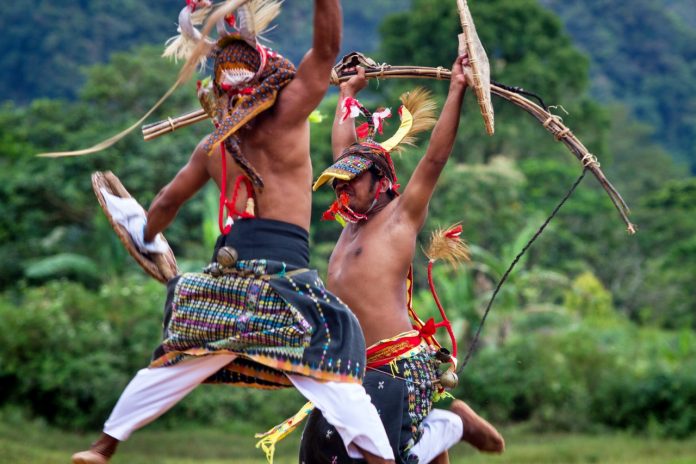 Tari Caci Ajang Pembuktian Keperkasaan Lelaki Manggarai