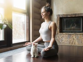 Tertarik Yoga? Ini Gerakan Dasar yang Bisa Kamu Coba di Rumah