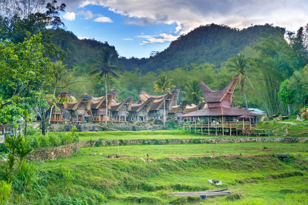 Mengenal Tongkonan, Rumah Adat Khas Toraja - Where Your Journey Begins