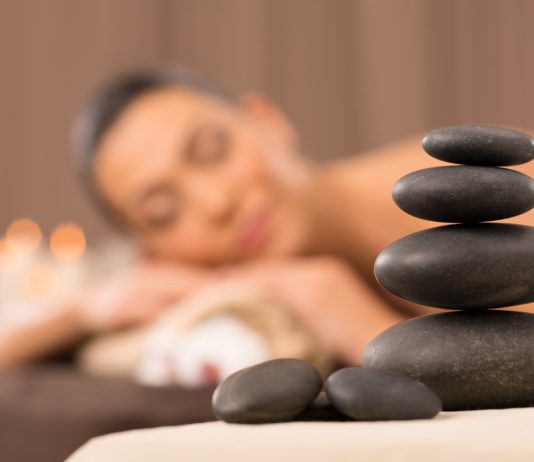 Manfaat Pijat Batu Panas, Tak Cuma Meredakan Nyeri Otot