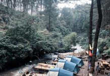 Pineus Tilu, Lokasi Camping Seru di Tepi Sungai Palayangan
