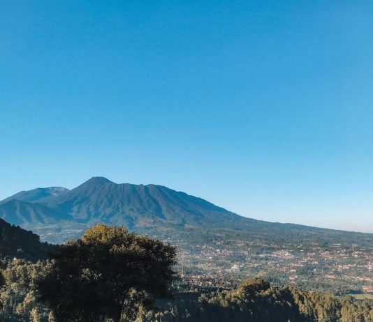 Camping Ceria di Rocks Hill, Sejuk dan Suguhkan Pemandangan Indah