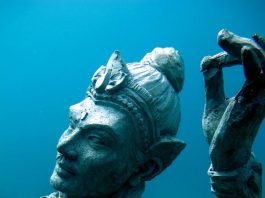 Menikmati Keindahan Patung Bawah Laut di Pantai Samuh