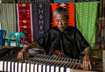 Bertandang ke Desa Sukarara, Sentra Penghasil Tenun di Lombok